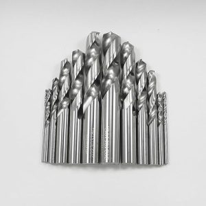 نمایی از یک مته کارباید با نوک بسیار سخت و مقاوم در برابر سایش، مناسب برای سوراخ‌کاری فلزات بسیار سخت و عملیات با سرعت بالا، همراه با نمایش جزئیات ساختار کاربیدی آن.