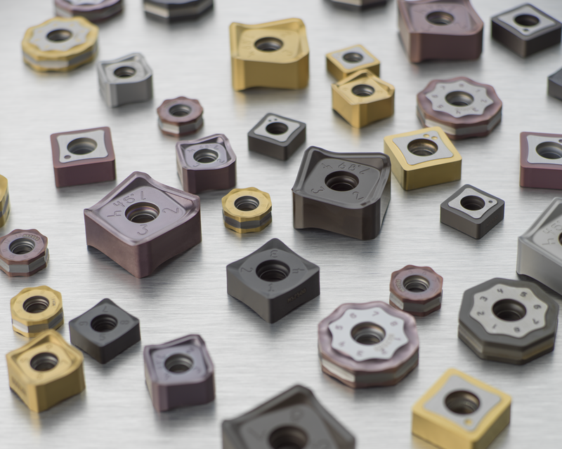 نمایی از ابزارهای تراشکاری صنعتی که بر اساس استانداردهای بین‌المللی مانند DIN و ISO طراحی و طبقه‌بندی شده‌اند و نقش این استانداردها را در کیفیت، دقت و عملکرد ابزار نشان می‌دهند.