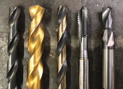 نمایش دو مته مجاور هم؛ یکی با پوشش تیتانیوم (طلایی) سالم و دیگری بدون پوشش و سوخته، برای نشان دادن اشتباه سوم در انتخاب مته

