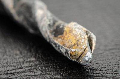 تصویر مقایسه سه نوع مته با پوشش‌های مختلف (طلایی تیتانیوم، خاکستری و مشکی) برای نشان دادن اشتباه سوم در سوراخکاری فلزات: انتخاب مته بدون توجه به نوع پوشش و روکش آن

